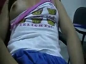 cachondeando y disfrutando de una pelicula porno