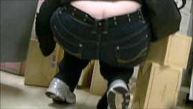 Candid wide ass milf in tight jeans