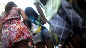 Novinha boazuda com a mama tesudinha na rua