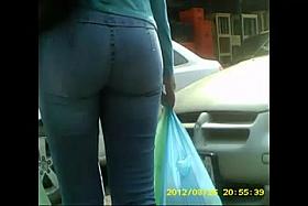 VECINA NALGONA MIGF EN EL MERCADO.