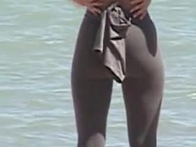 Candid babe in tight pants and white bra on beach 01zl