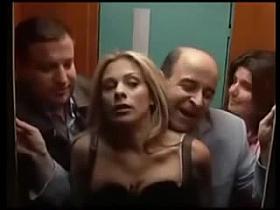 Le mete punteada a rubia tetona en el ascensor