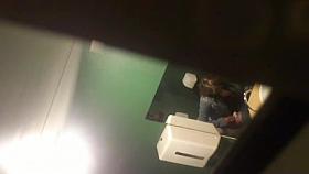 dans les toilettes 4