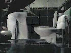 Middle aged milf peeing