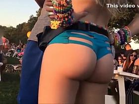Teen with nice butt cheeks jiggling