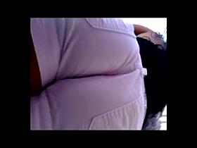 Gostosa na escada rolante