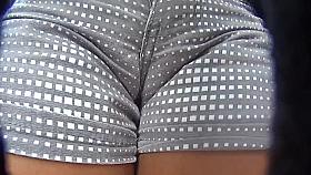 Shortinho mordendo a xoxota