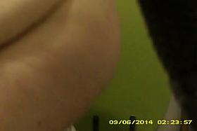 grosse aux toilettes montre nichon se rhabille sans essuyer