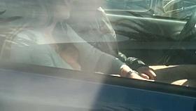 il se fait sucer dans sa voiture