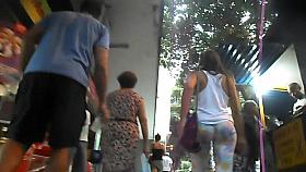 Ninfeta da bunda deliciosa de fio dental enfiado no legging