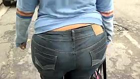 BIG BUTT WALKING DOWN THE STREET SHOWING PANTY