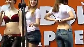 Wet t shirts jeans teasing allumeuses bandantes