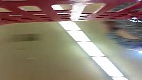 Bajo falda de una gringa