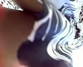 Debaixo da saia de uma cachorra no ponto