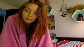 La Pelirroja haciendo travesuras en casa.