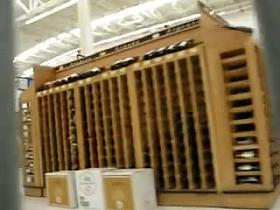 Culona promotora en supermecado