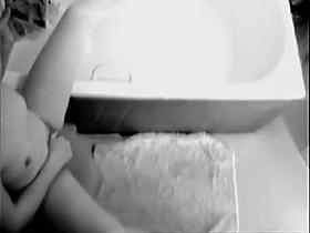 Erotic comics cause the chick to masturbate