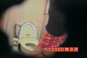 Rubbing the clit petite girl cums on bowl on the toilet cam