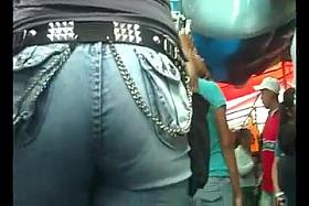 NALGONCITA COMIENDO EN LA CALLE.