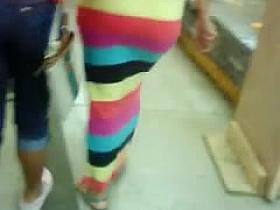 MADURA CULONA EXHIBIENDO CULO CENTRO COMERCIAL