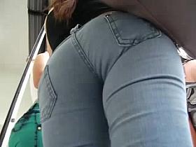 Novinha bundinha de jeans azul