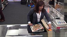 Busty mature amateur pawns pussy for cash