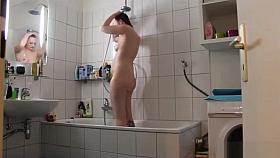 Cute sister of 19 spied in the shower