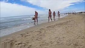 En mode voyeur dans un club de vacances nudistes !