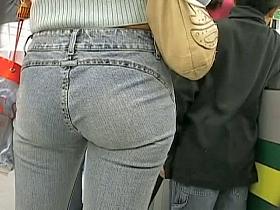 Megan Fox level sexiness of a blonde in a candid street mall video