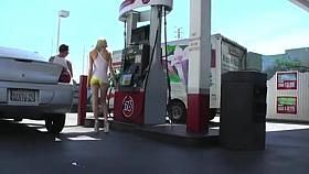 Hermosa rubia short amarrillo