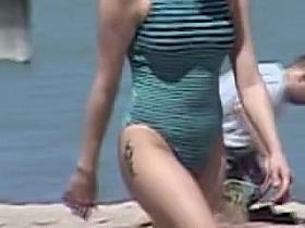 Pretty doll in candid bikini bends over before the camera 01zo