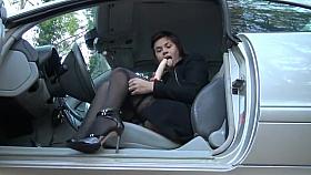 Petite brune jacule dehors