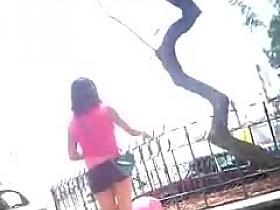 BUEN CULO EN EL PARQUE ESPERANDO AL NOVIO.