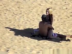 Blonde girl rides her boyfriend&rsquo;s dick in beach