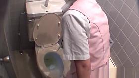 Pissing japanese babes