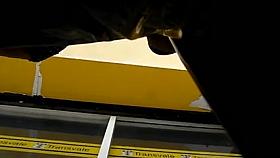 BAJO FALDA en la calle