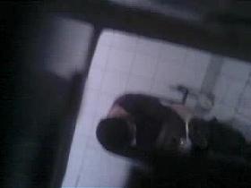 Espiada en el sanitario 10