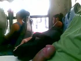 Mostrando o pau do lado da morena no onibus