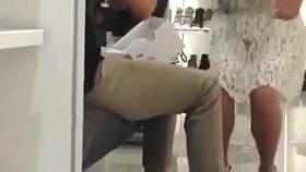 Debajo de la falda en casa de calzado