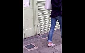 Candid teen shows her butt