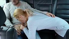 Uber driver caught on camera a couple having a blowjob in car back seat