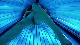 Solarium Sie reibt sich die Muschi