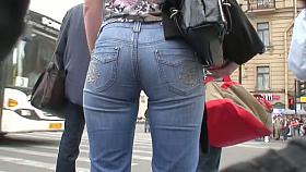 Sexy candid jeans firmly glued to a firm round ass