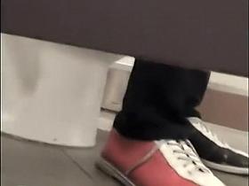 Puckered butt spied while she pissed