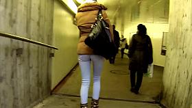 Candid - Blonde WIth Sexy Ass In Tight Jeans