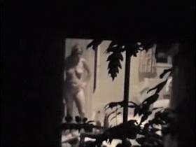 Naked chick making her hairdo after taking the shower