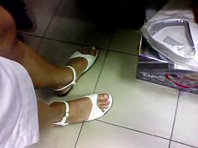 Piedi commessa negozio