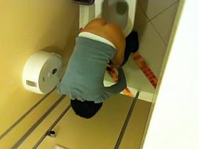 Amateur legs that look turning on spied in wc on voyeur cam