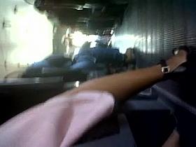 bajo la falda en el bus