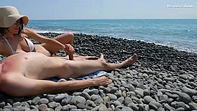 Seinen Schwanz Am Meer Gewichst